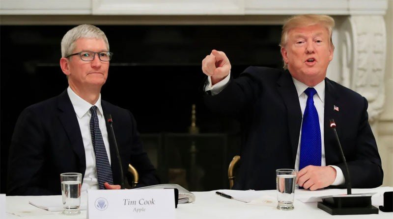 Ο Donald Trump ευχαριστεί τον καλό του φίλο...Tim Apple