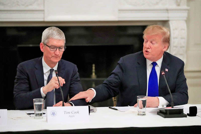 Ο Tim Cook άλλαξε το όνομα του στο Twitter σε Tim...Apple