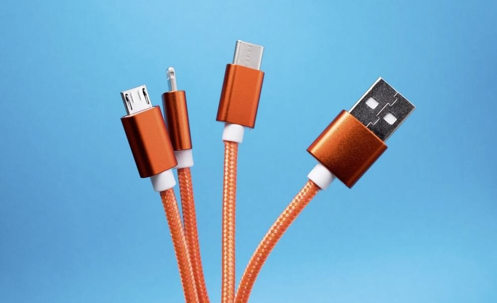 Επίσημο: Υποχρεωτική η υποδοχή USB-C από το 2024 (και για τα iPhone)