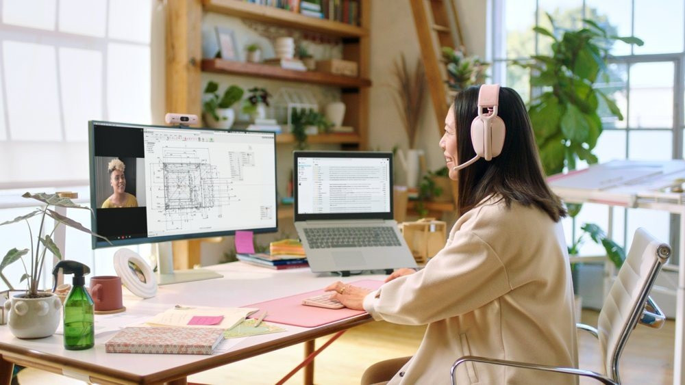 Logitech: Νέες webcams Brio 500 και ακουστικά Zone Vibe