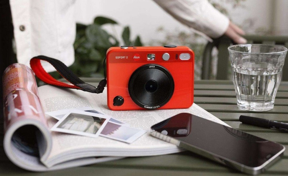 Leica Sofort 2: Η νέα υβριδική ψηφιακή κάμερα που εκτυπώνει τις φωτογραφίες σας