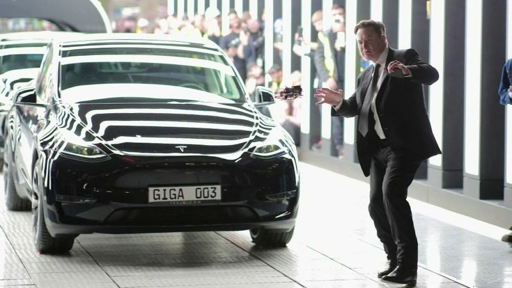 Elon Musk: Θα παρουσιάσει το Robotaxi τον Αύγουστο!