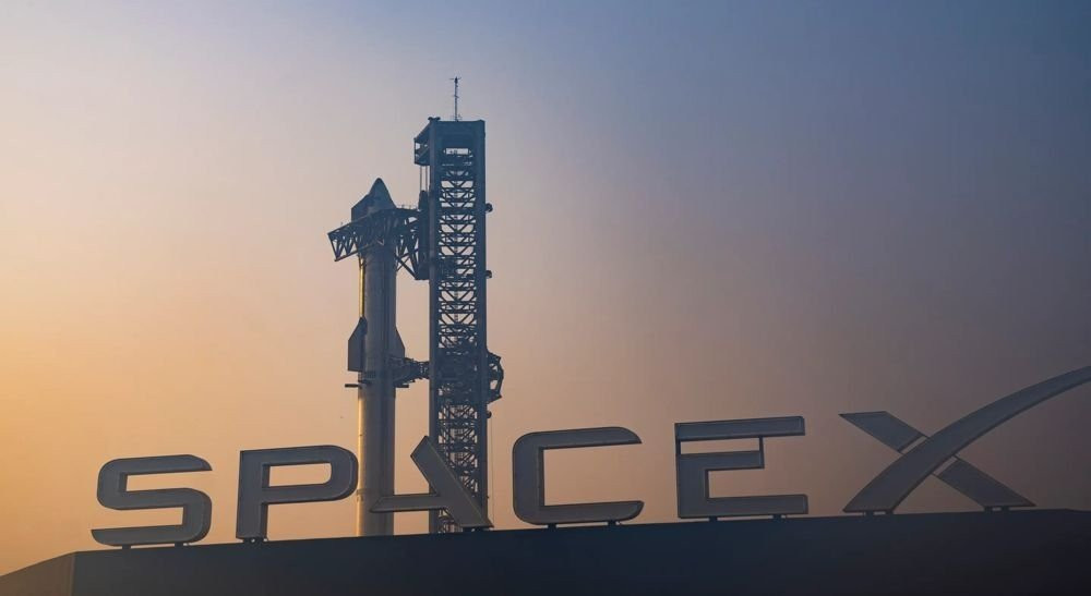 Starfactory: Μια ξενάγηση από τον Elon Musk στη βάση της SpaceX!