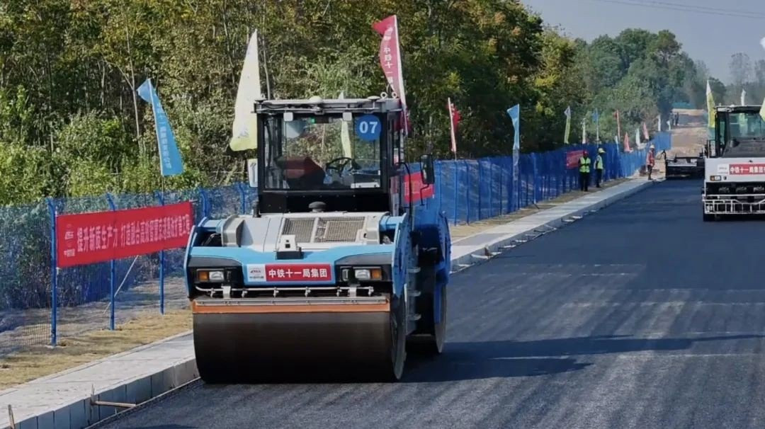 Η Κίνα πρωτοπορεί και πάλι: Έστρωσε δρόμο 157km χωρίς ανθρώπους - εργαζόμενους!