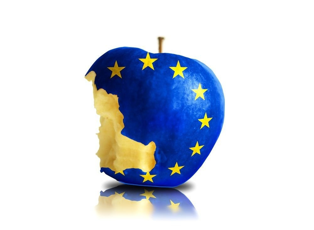 Μετά τα iPhone 16, ηχηρό «χαστούκι» στην Apple (και τη Google) από την ΕΕ
