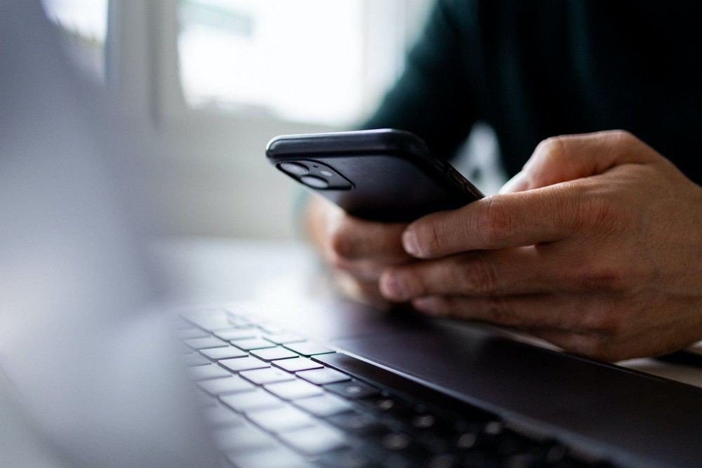 Πως να προστατεύσεις το smartphone και το laptop σου από επιθέσεις: Οι συμβουλές της ΕΥΠ