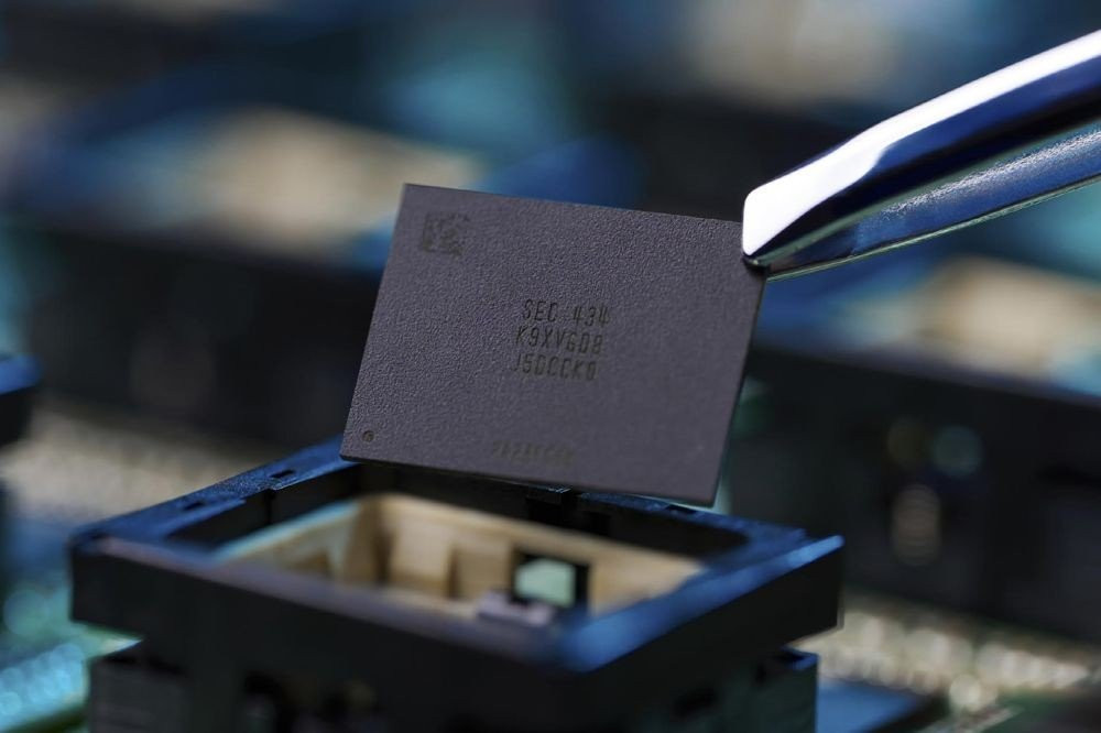 Samsung: Ξεκινά μαζική παραγωγή μνήμης QLC 9ης-γενιάς V-NAND για τις ανάγκες της AI