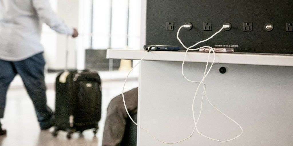 Γιατί να μην φορτίζεις ποτέ σε δημόσιες USB θύρες