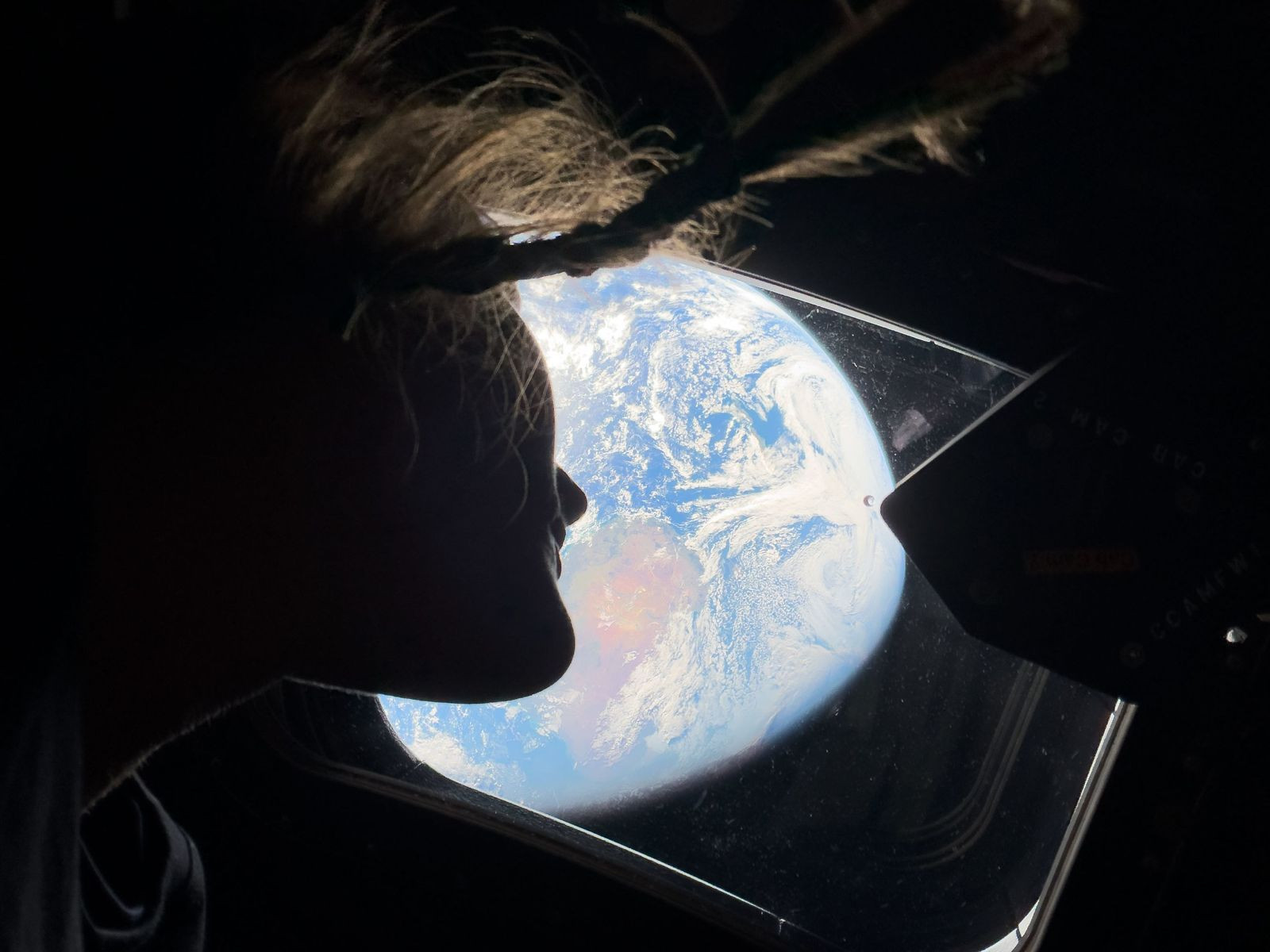 Η NASA φωτογραφίζει τη Σελήνη με το iPhone 17 Pro Max στην αποστολή Artemis II