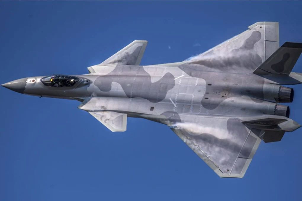 Η Κίνα κατασκευάζει μαχητικά J-20 σε πλήρως αυτοματοποιημένα "Σκοτεινά Εργοστάσια"