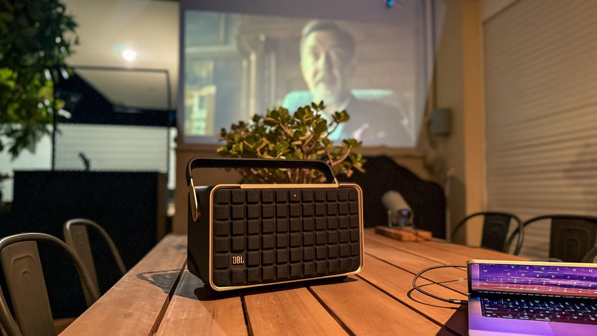 JBL Authentics 300 Review: Η ρετρό αισθητική συναντά τον ποιοτικό ήχο