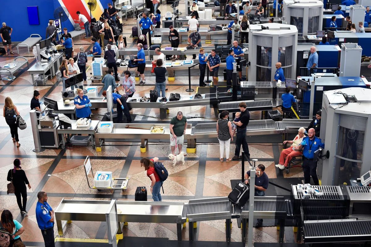 Αεροδρόμια χωρίς ταλαιπωρία: Τα νέα scanners καταργούν τον περιορισμό των υγρών στις χειραποσκευές