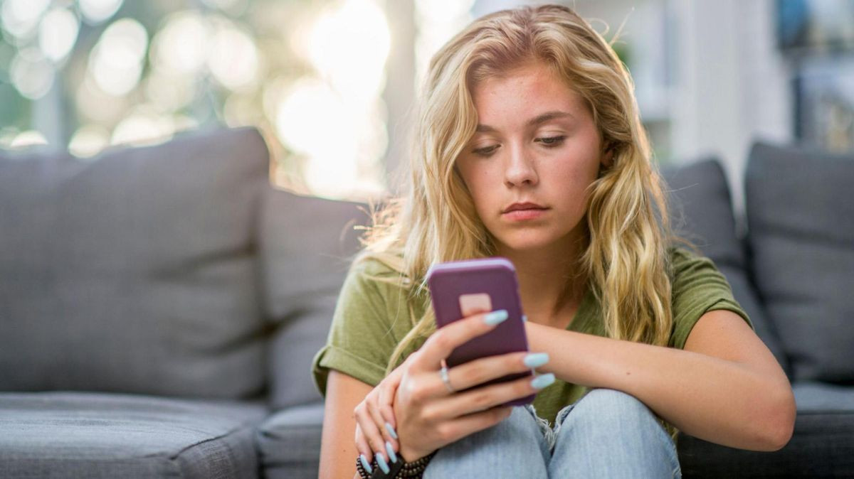 Ηνωμένο Βασίλειο: Καθολικό μπλόκο στα social media κάτω των 16