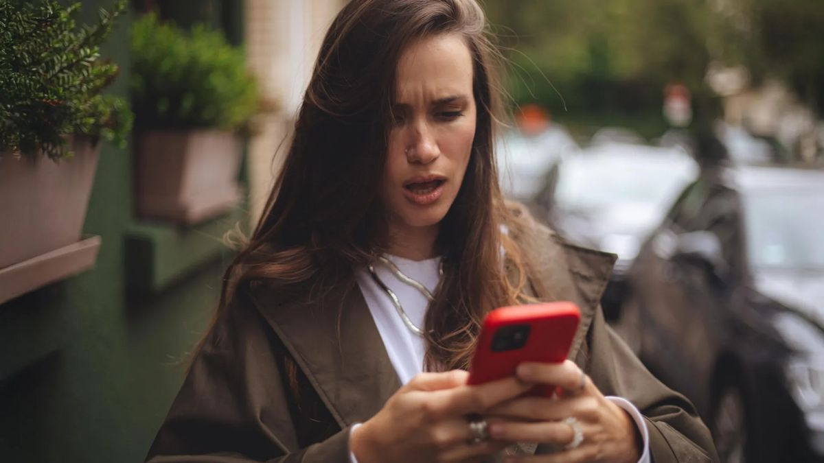 Negativity Bias: Ο λόγος που η συνεχής ροή αρνητικών ειδήσεων εξουθενώνει τον εγκέφαλο