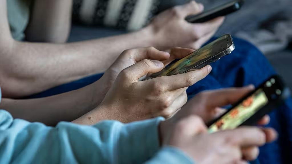 Γαλλία: Αντισυνταγματικό το μπλόκο στα social media κάτω των 15!