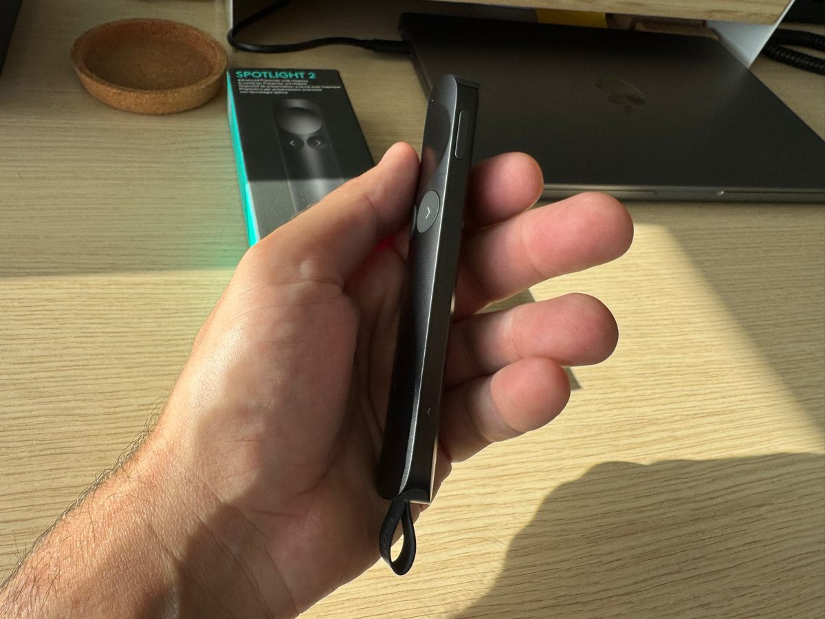 Logitech Spotlight 2 Review: Η εξέλιξη στα χειριστήρια παρουσιάσεων που λύνει τα χέρια των ομιλητών