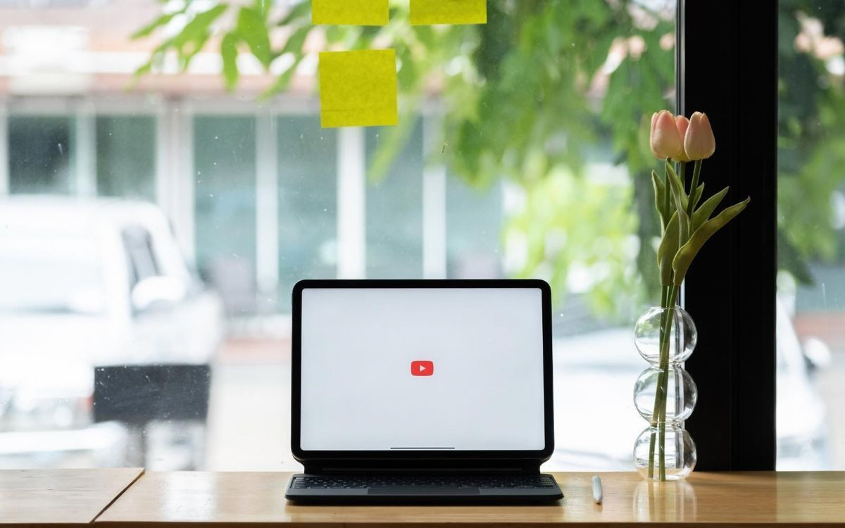Το YouTube «κλείνει την κάνουλα» στο AI Slop και το clickbait περιεχόμενο