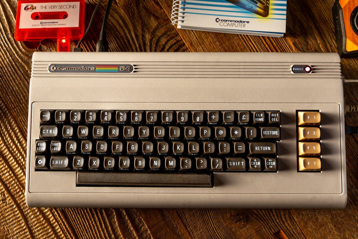 Νέο Commodore 64C Ultimate: Διαθέσιμο με 100 ενσωματωμένα παιχνίδια