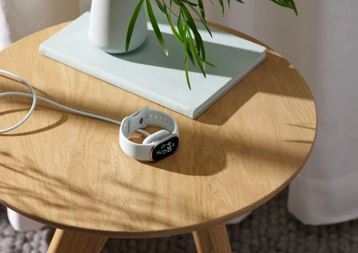 Google Fitbit Edge: Νέο fitness tracker με οθόνη hybrid OLED, αυτονομία 7 ημερών και αποσπώμενη μπαταρία