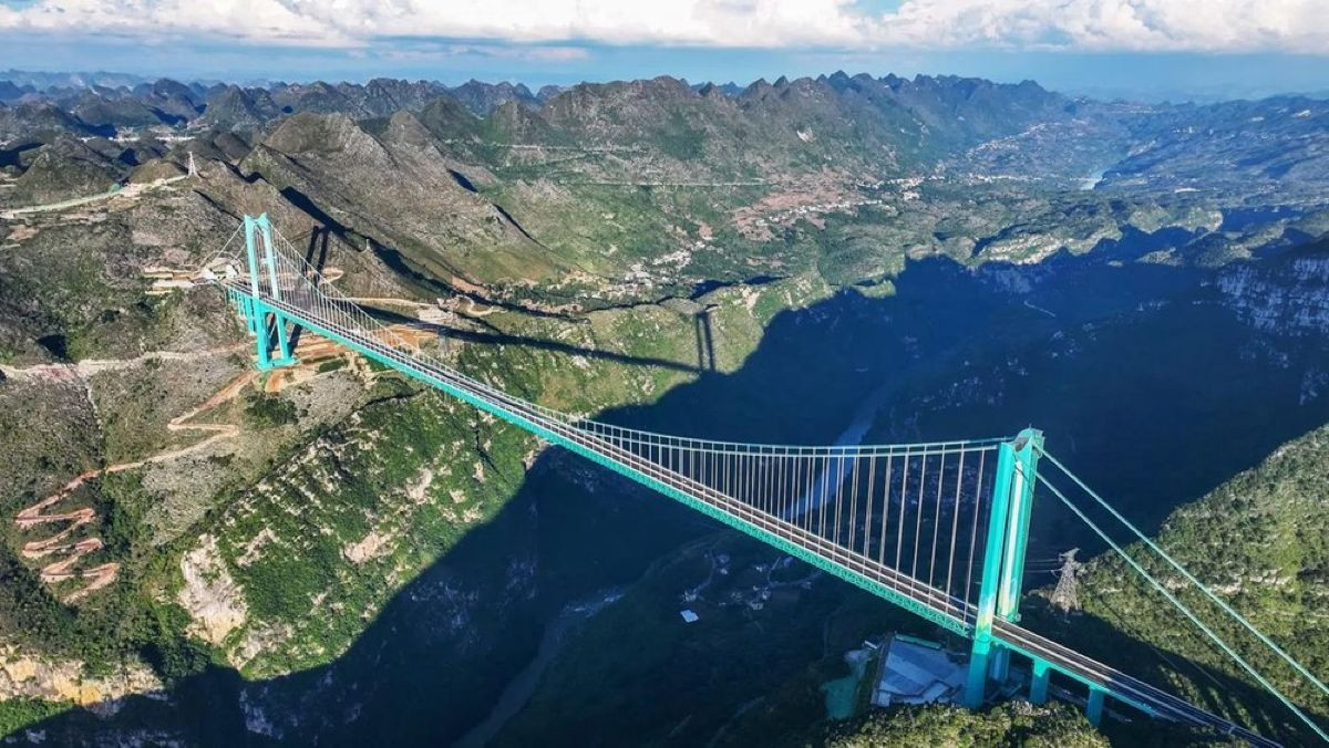 Huajiang Grand Canyon: Η υψηλότερη γέφυρα του κόσμου μετατρέπεται στο απόλυτο τουριστικό αξιοθέατο