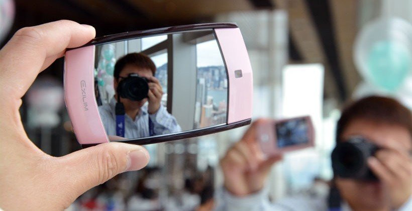 Casio Exilim MR1: Μια compact κάμερα με καθρέπτη (!) για selfies
