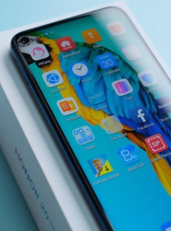 Honor 20 Pro: Οι πρώτες επίσημες εικόνες αποκαλύπτουν οθόνη με οπή image