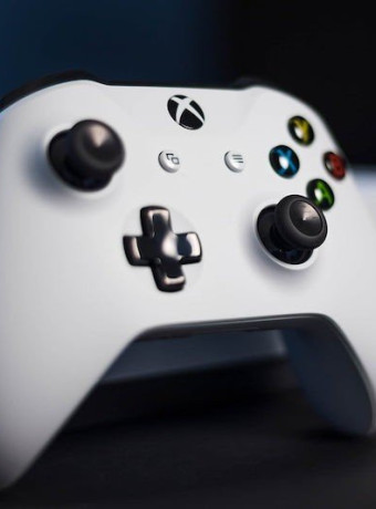 🎄 Χριστουγεννιάτικη προσφορά: Xbox One S 1TB Bundle + Gears of War 4 με €215 image