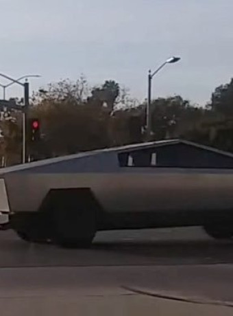 Tesla Cybertruck: Δείτε τον Elon Musk να βολτάρει σε δημόσιο δρόμο με το φουτουριστικό όχημα image