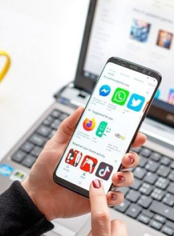 Η Google κρύβει τις Android εφαρμογές που αφορούν τον κορωνοϊό από το Google Play image