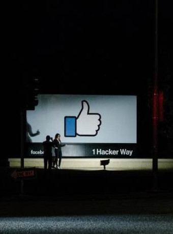 Facebook: Εξετάζει την καθολική απαγόρευση των πολιτικών διαφημίσεων image