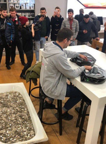 Θεούλης στη Ρωσία αγόρασε ένα iPhone XS 256GB με μια....μπανιέρα γεμάτη κέρματα! image