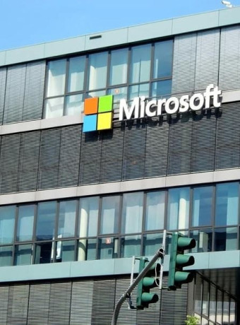 Η Microsoft σταματά τις πωλήσεις νέων προϊόντων στη Ρωσία image