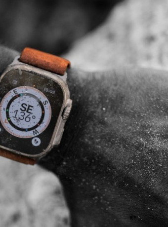 Apple Watch Ultra: Τεστ αντοχής με πτώσεις, βίδες και....χτυπήματα από σφυρί image