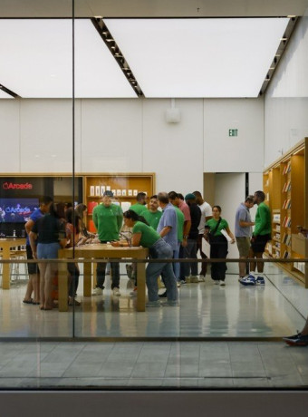 Φήμη: Η Apple θα αναβαθμίζει τα iPhone στα καταστήματα χωρίς να ανοίγει τα κουτιά τους image