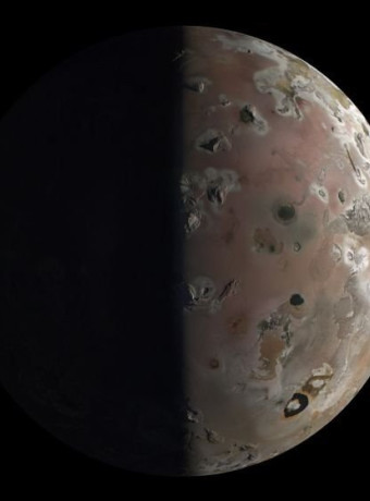 NASA: Το Juno μας δίνει μια εξαιρετικά κοντινή εικόνα από την Ιώ image
