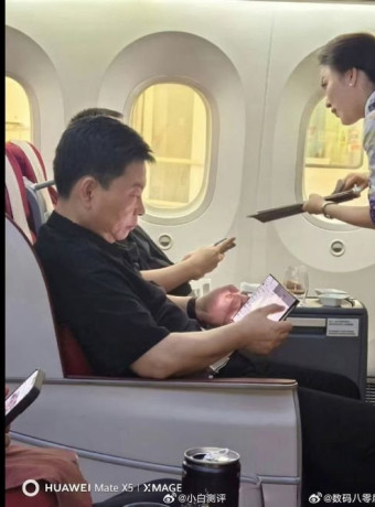 Το tri-foldable smartphone της Huawei στα χέρια του CEO της εταιρείας! [Photo] image