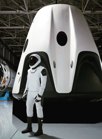 Ο Elon Musk αποκαλύπτει νέα εικόνα για την πρωτοποριακή στολή των αστροναυτών της SpaceX image