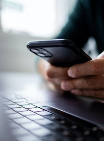 Πως να προστατεύσεις το smartphone και το laptop σου από επιθέσεις: Οι συμβουλές της ΕΥΠ image