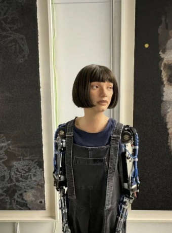 Ai-Da: Το AI robot έγραψε ιστορία πουλώντας πίνακα του σε δημοπρασία έναντι $1 εκατ.! image