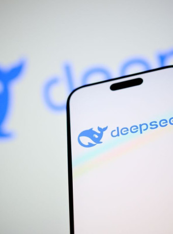 DeepSeek: Μετά το ChatGPT, τα βάζει με το DALL-E με το λανσάρισμα του Janus Pro! image