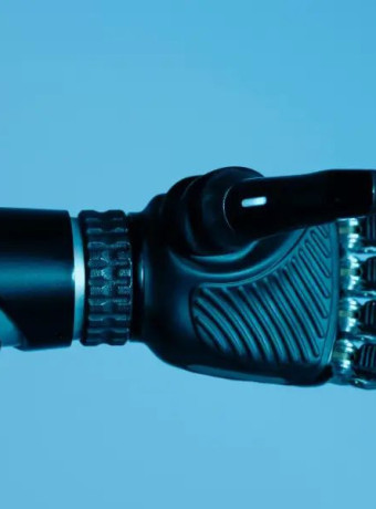Neuralink: Έλαβε έγκριση για δοκιμή διαχείρισης ρομποτικού χεριού με το εμφύτευμα της! image