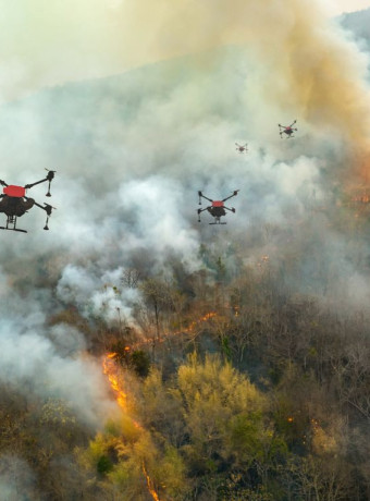 Έξυπνα AI drones μπαίνουν στις φλόγες για να χαρτογραφήσουν τοξικά νέφη image