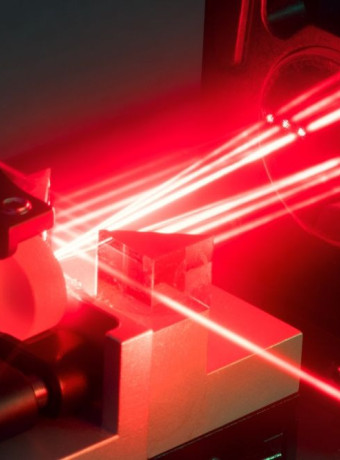 Ένα laser στο μέγεθος της παλάμης ξεπερνά τους «γίγαντες» των εργαστηρίων image
