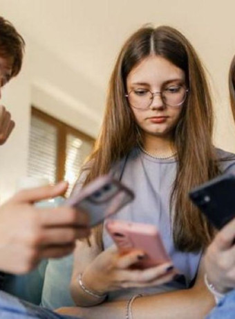 Απαγόρευση των social media στους κάτω των 15 ετών: Ψηφίστηκε το νομοσχέδιο στη Βουλή image