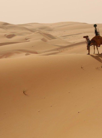 Google Street View: Περιήγηση στην έρημο και την όαση Liwa με κάμερες σε καμήλες [Video] image