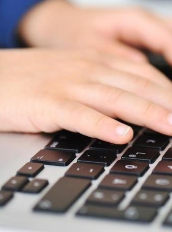 Η Φινλανδία καταργεί την καλλιγραφία και προσθέτει υποχρεωτικό μάθημα πληκτρολόγησης στα σχολεία image