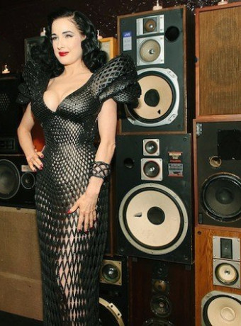 Η Dita Von Teese φορά το πρώτο 3D printed φόρεμα στον κόσμο! [Video] image