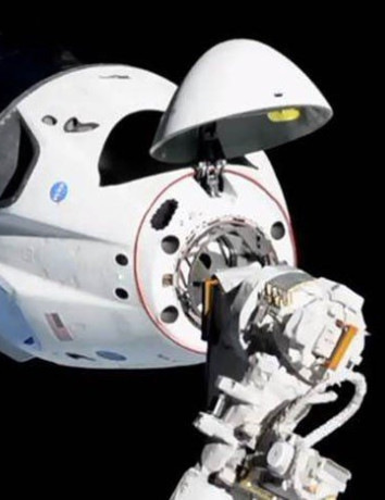 SpaceX: Ιστορικό επίτευγμα με την αποστολή και σύνδεση του Crew Dragon στον ISS image