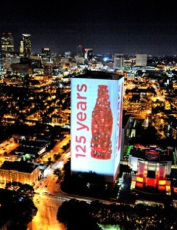 125 χρόνια Coca-Cola και εορτασμός με τη μεγαλύτερη προβολή που έχει γίνει ποτέ [video] image