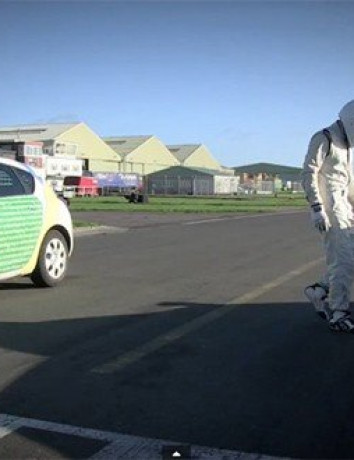 Η Google συναντά το Top Gear και κοντράρει το Street View Car με μια Mercedes SLS AMG...[Video] image